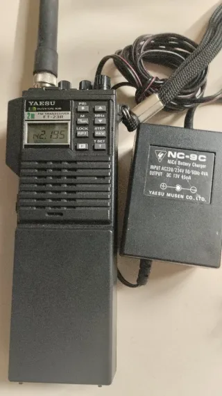 Yaesu FT-23R + Cargador NC-9C
