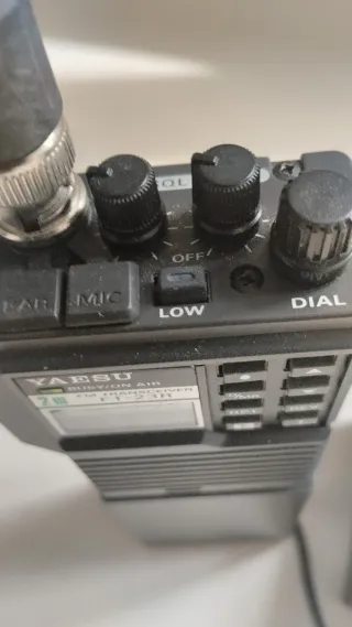 Yaesu FT-23R + Cargador NC-9C