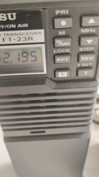 Yaesu FT-23R + Cargador NC-9C