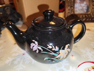 Tetera cerámica negra con flores