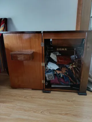 Máquina de coser Sigma con mueble