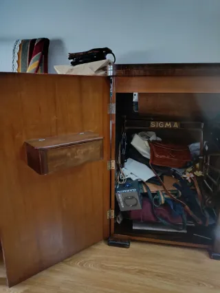 Máquina de coser Sigma con mueble