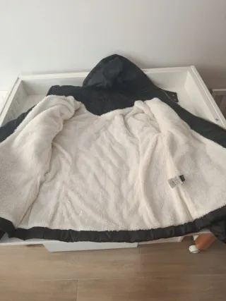 Chaquetón negro con capucha y forro de pelo