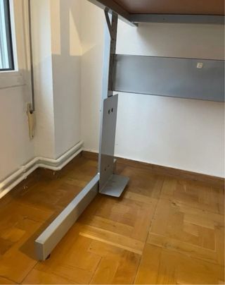 Escritorio IKEA JERKER con estantería