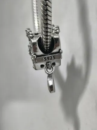 Charm Corona con Gota Rosa