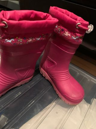 Stivali da pioggia, scarpe da montagna, converse