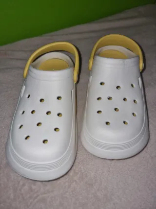 Zapatillas blancas y amarillas