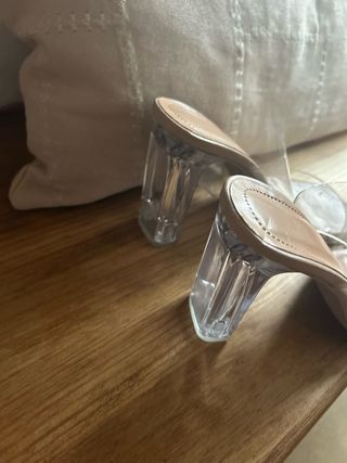 Tacones transparentes beige