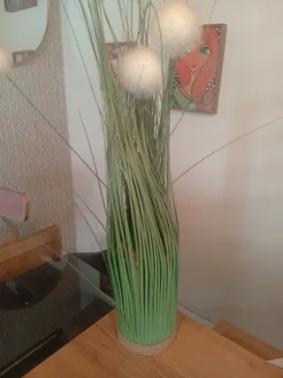 Planta artificial alta con flores blancas