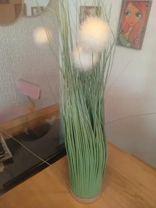 Planta artificial alta con flores blancas