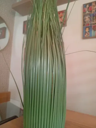 Planta artificial alta con flores blancas