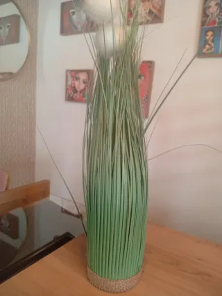 Planta artificial alta con flores blancas