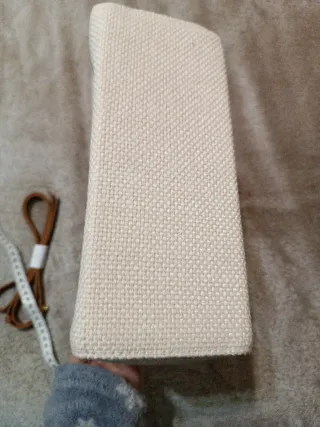 Bolso de tela beige con letras negras