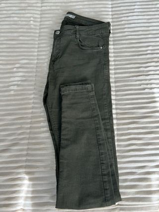 Pack 2 pantalones Bershka T38 – Vaquero + Verde