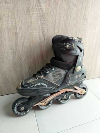 Patines en línea negros y dorados