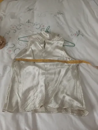 Blusa dorada fiesta cuello drapeado sin mangas