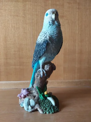 Statua pappagallo su ramo