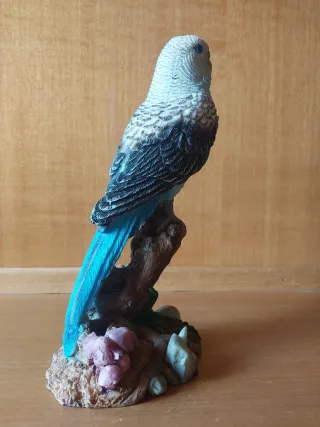 Statua pappagallo su ramo