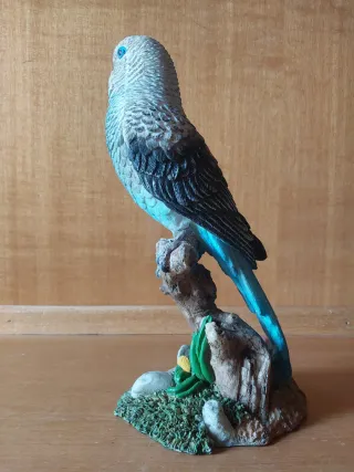 Statua pappagallo su ramo