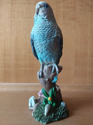 Statua pappagallo su ramo