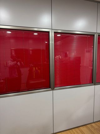 Ventanas aluminio con cortina roja 5 unidades