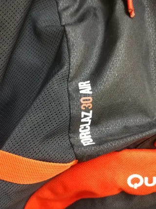 Mochila Quechua 30L Negra y Naranja