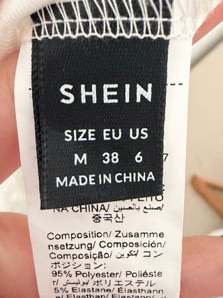 Camiseta blanca entallada con bordado