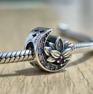 Charm Luna y Flor de loto