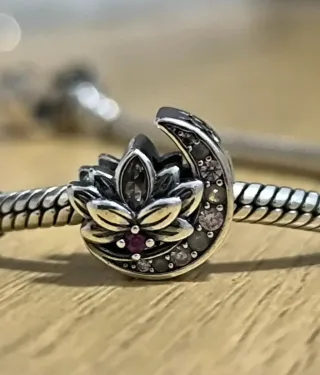 Charm Luna y Flor de loto