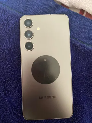 Teléfono móvil plateado sansunsg s24