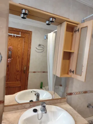 Mueble de baño con lavabo y espejo