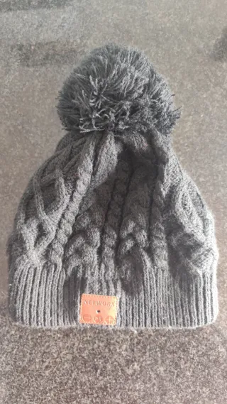 Gorro lana negro con auriculares Bluetooth