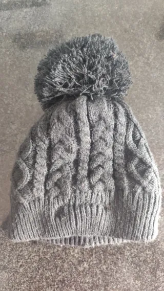 Gorro lana negro con auriculares Bluetooth