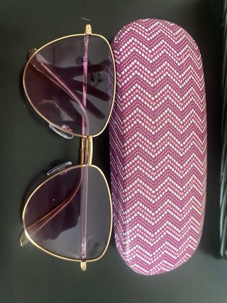 Gafas de sol doradas y rosas con estuche