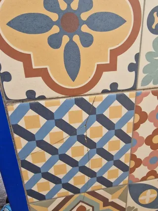 Mesa grande de jardín con azulejos de cerámica