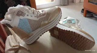 Zapatillas deportivas doradas y multicolor