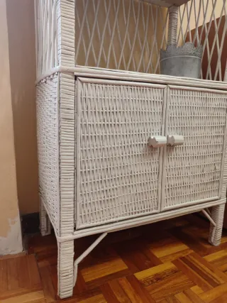 Estantería de mimbre blanca