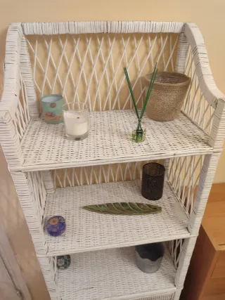 Estantería de mimbre blanca