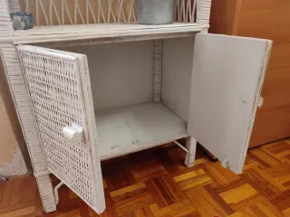 Estantería de mimbre blanca