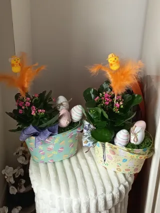 Centro pasquale con fiori e uova