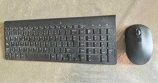 Computer Ubuntu Linux con tastiera e mouse wireles