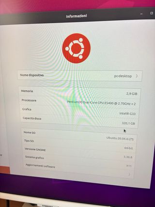 Computer Ubuntu Linux con tastiera e mouse wireles