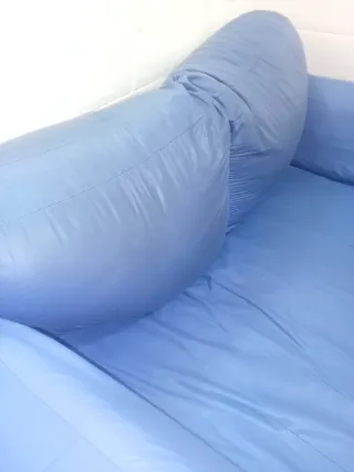 Sofá de 2 plazas azul. 127cm de largo 75 de ancho