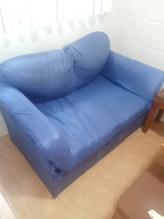 Sofá de 2 plazas azul. 127cm de largo 75 de ancho