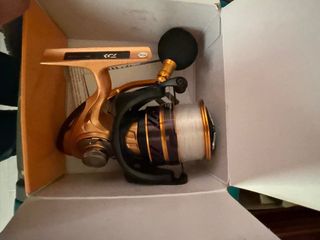 Carrete de pesca Daiwa dorado