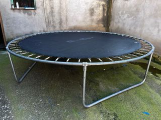 Cama elástica con red de seguridad