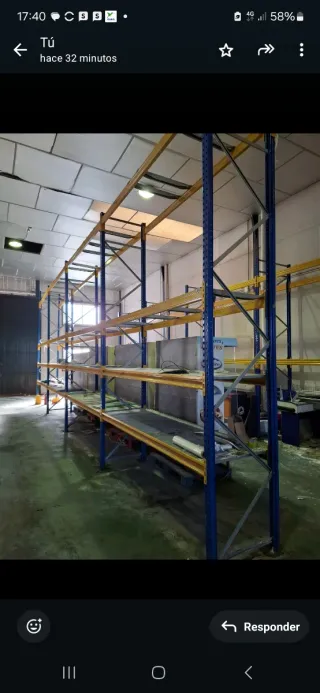 Estanterías metálicas azules y amarillas