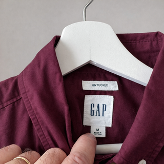 Camisa GAP Untucked Burdeos Talla M Hombre