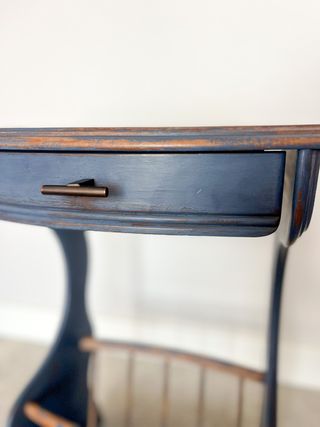 Mesa auxiliar vintage restaurada azul grisáceo