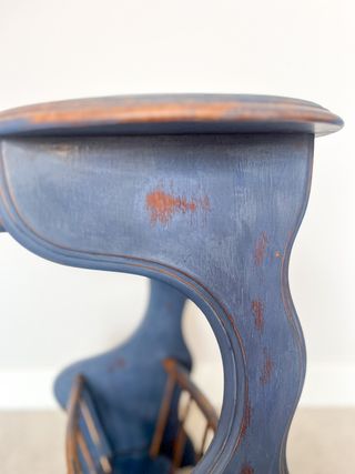 Mesa auxiliar vintage restaurada azul grisáceo